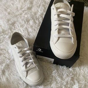 White leather women’s size 8 men’s 6 converse